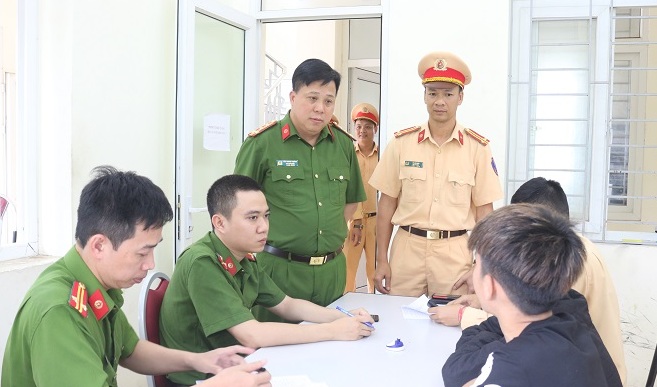 Tạm giữ 2 đối tượng mang dao kiếm đi giải quyết mâu thuẫn